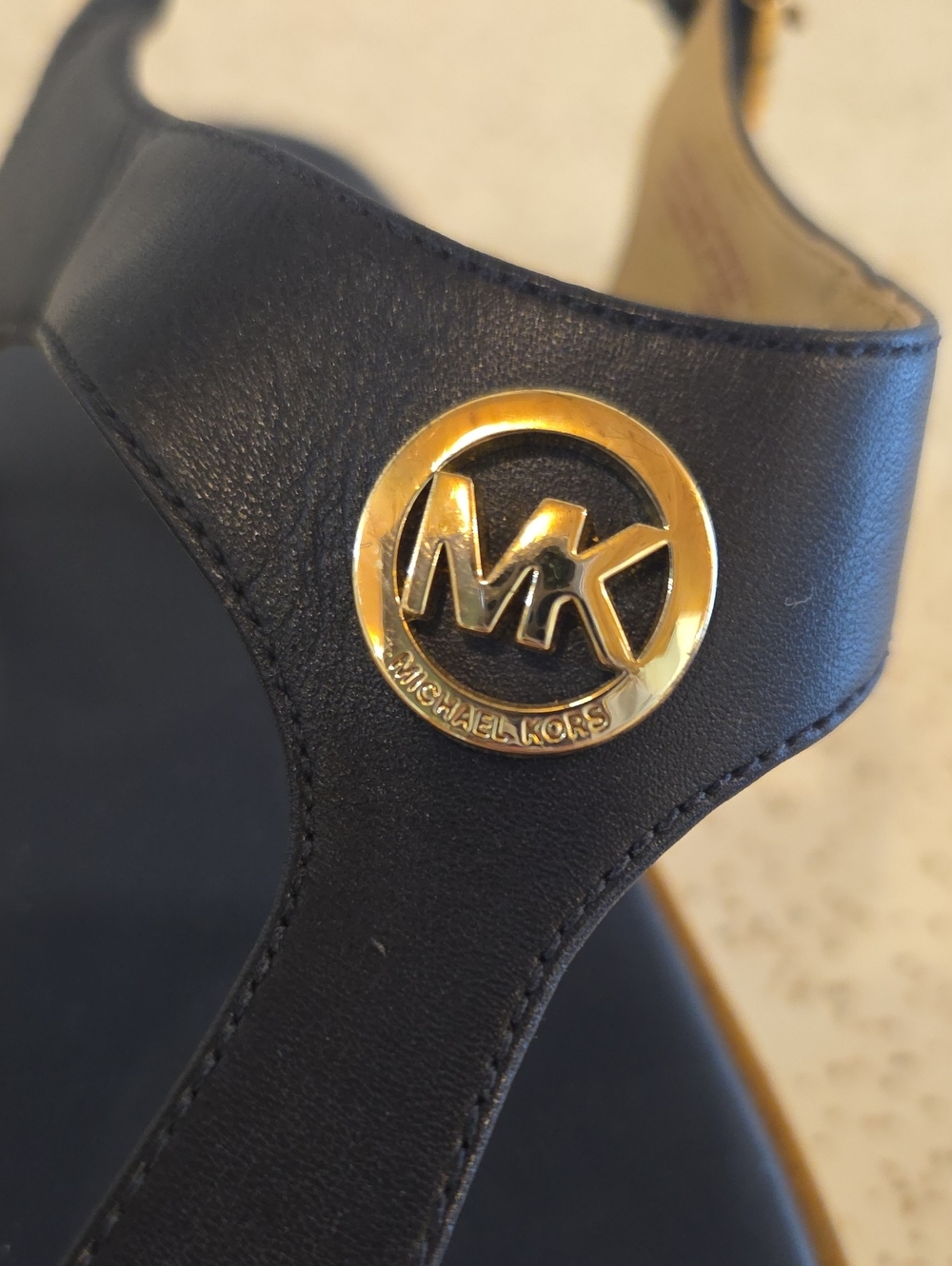 Michael Kors Women's Judy Leather Thong Sandals Gold Logo Ankle Strap 7.5M - Picture 2 of 9